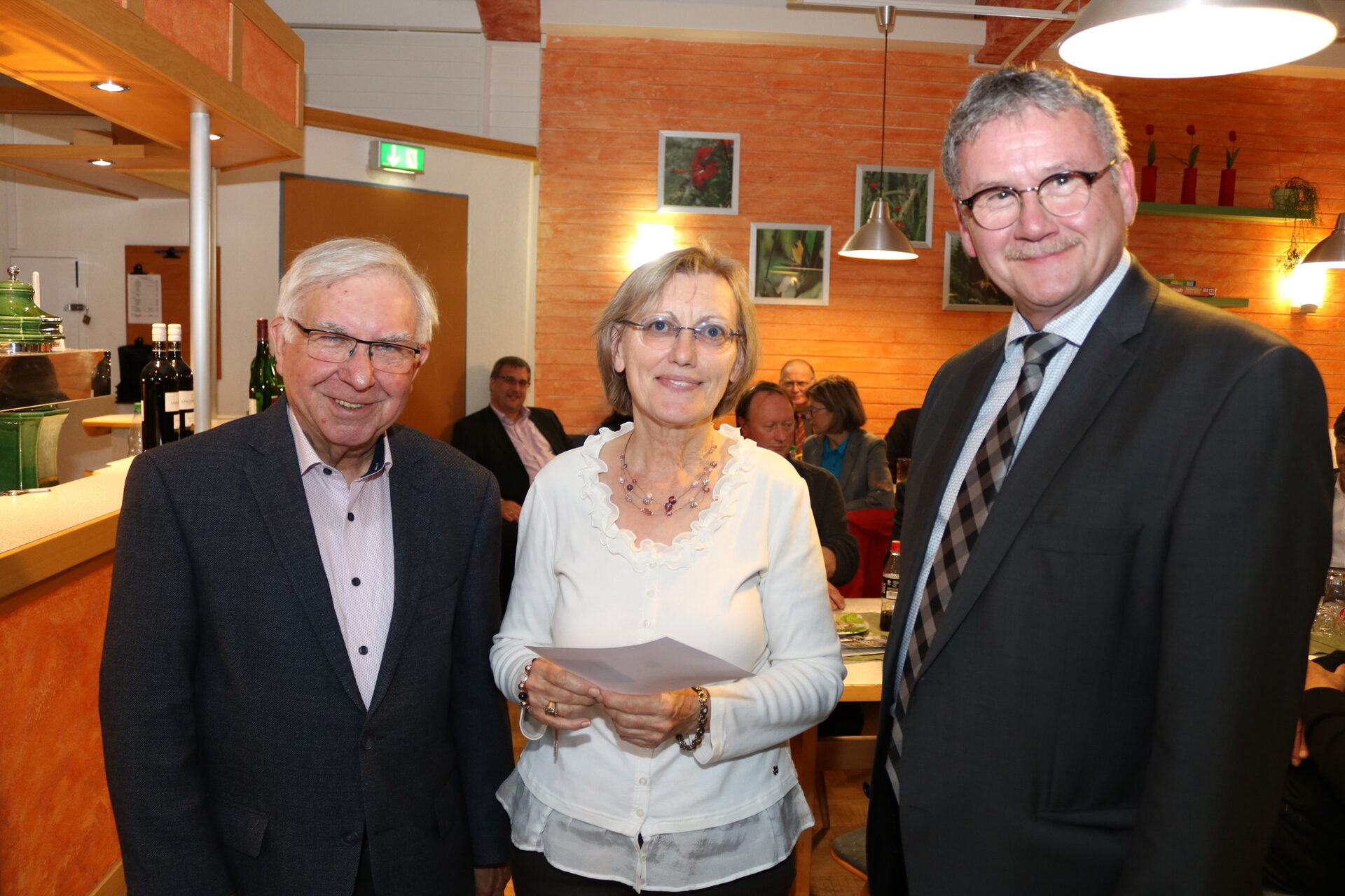 Jutta Glöckner aus Ahnatal arbeitet ehrenamtlich im Kontaktladen in Kassel. Zu den Gratulanten gehörte auch Ewald Griesel, der Erste Beigeordnete der Gemeinde.