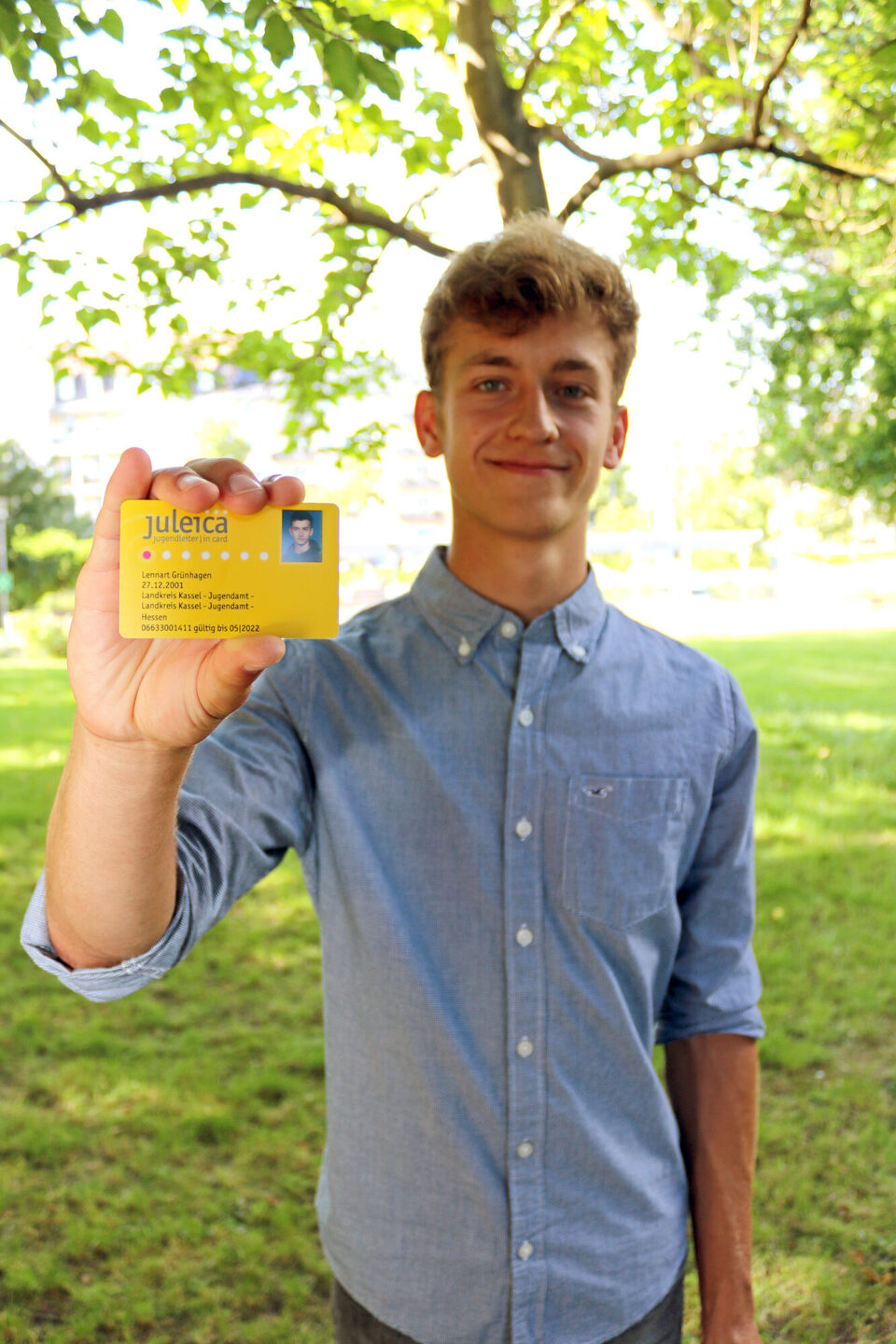 Lennart Grünhagen zeigt stolz seine Jugendleiterkarte. Der 17-Jährige aus Baunatal hat nun das nötige Handwerkzeug, um Ferienspiele zu betreuen, Kindergruppen zu leiten oder Betreuer bei Freizeiten zu werden.