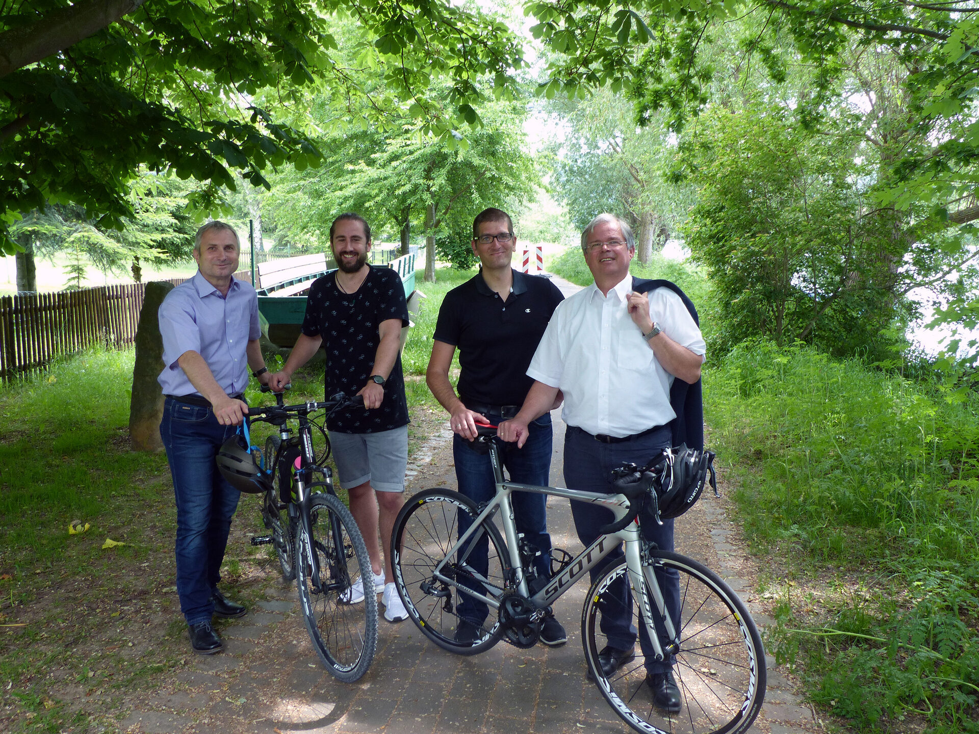 Auf dem Foto sieht man von links nach rechts Uwe Koch (Fachdienstleiter Verkehr und Sport), Stefan Arend (Radfahrbeauftragter Landkreis Kassel), Oliver Brandenstein (Radbeauftragter Fuldabrück) und Bürgermeister Dieter Lengemann.