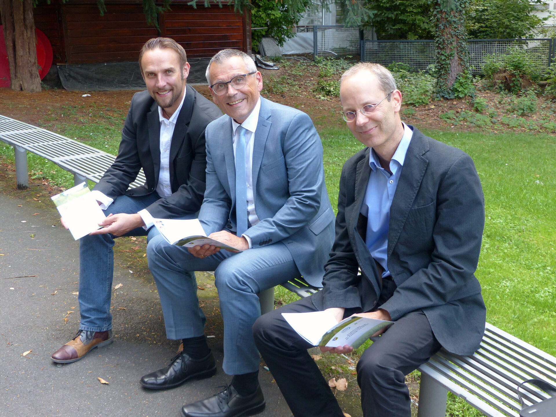 Auf dem Foto sieht man von links nach rechts Kai-Georg Bachmann (Geschäftsführer Zweckverband Raum Kassel), Andreas Siebert (Erster Kreisbeigeordneter) und Dr. Claus Neubeck (Zweckverband Raum Kassel).