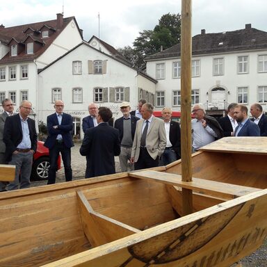 Vor den Gesprächen erkundeten Vertreter von Unternehmen, Verbänden, Kommunen und Bundesländern beim „Wesertag 2019“ die Sehenswürdigkeiten von Stadt Bad Karlshafen.