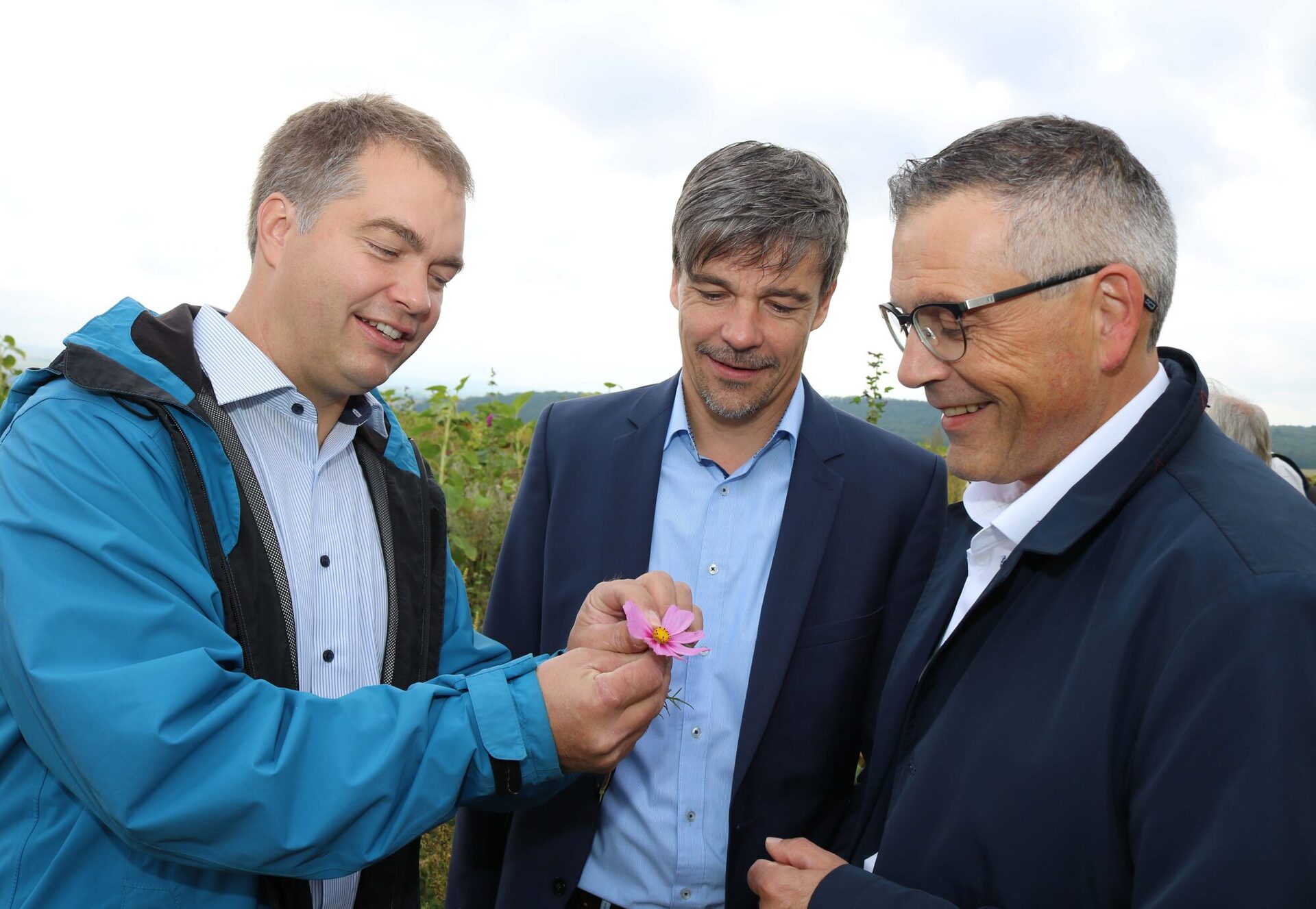 Landwirt Timo Hofmeyer (links) aus Kelze im Gespräch mit Bürgermeister Markus Mannsbarth und Vizelandrat Andreas Siebert (rechts).