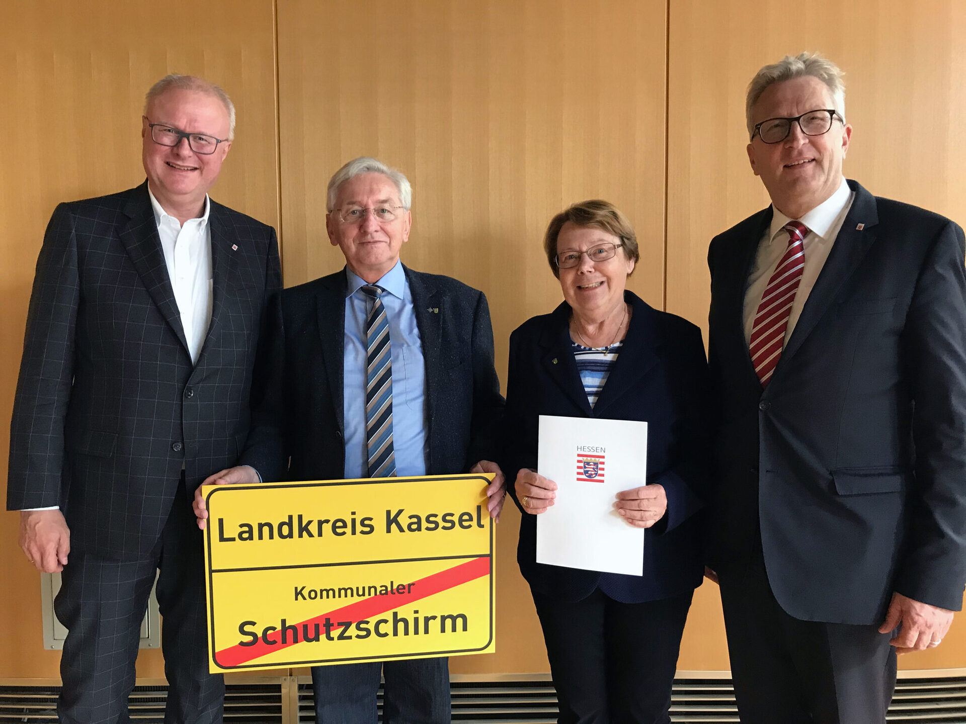 Auf dem Foto sieht man von links nach rechts den Hessischen Finanzminister Dr. Thomas Schäfer, Kreisbeigeordneten Wilfried Wehnes, Kreisbeigeordnete Irmgard Croll und Regierungspräsident Hermann-Josef Klüber.