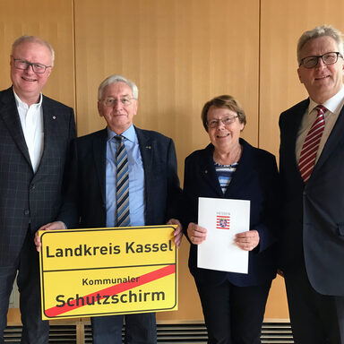 Auf dem Foto sieht man von links nach rechts den Hessischen Finanzminister Dr. Thomas Schäfer, Kreisbeigeordneten Wilfried Wehnes, Kreisbeigeordnete Irmgard Croll und Regierungspräsident Hermann-Josef Klüber.