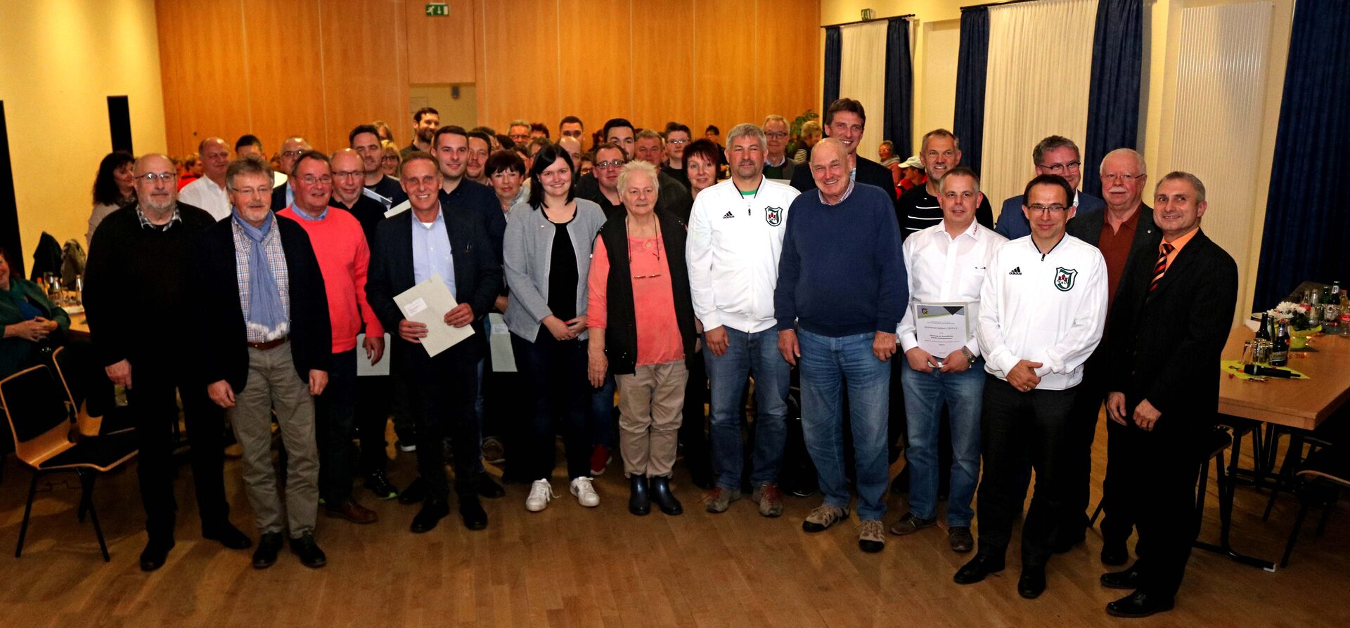 Landrat Uwe Schmidt übergab die Bewilligungsbescheide an die Vertreter der Vereine im Dorfgemeinschaftshaus in Istha.