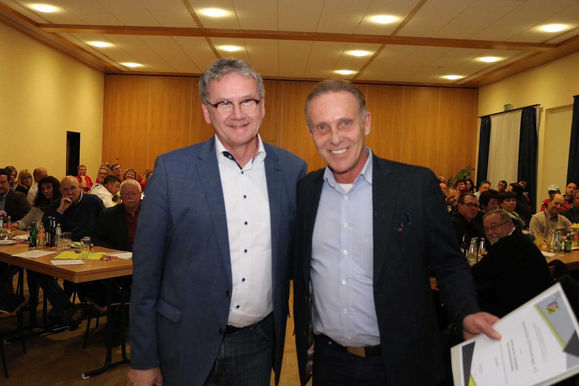 Uwe Sauerländer (rechts), Vorsitzender des Tennisclubs 1974 Kaufungen e.V., freut sich über die Unterstützung des Landkreises bei der Sanierung der durch Hochwasser zerstörten Tennisplätze.