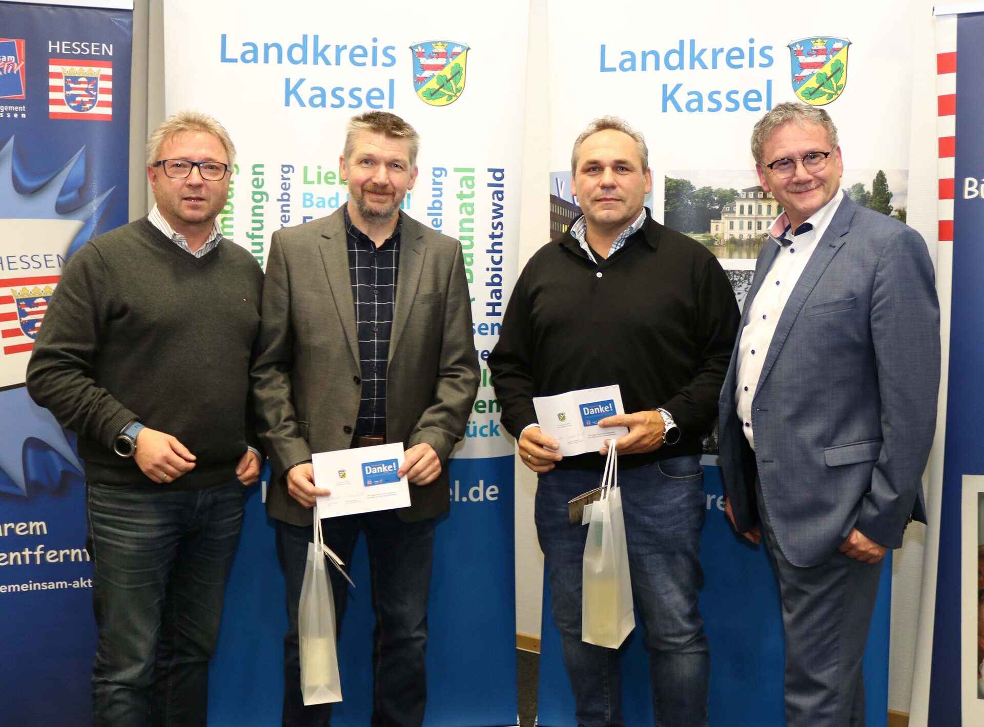 Edgar Cremer (Hauptkassierer) und Jens Wasmuth (2. Vorsitzender) erhielten von Landrat Uwe Schmidt (im Bild rechts) die Ehrenamtskarte für ihr langjähriges Engagement für den FSV Dörnberg. Bürgermeister Thomas Raue (links) gratulierte den Beiden.