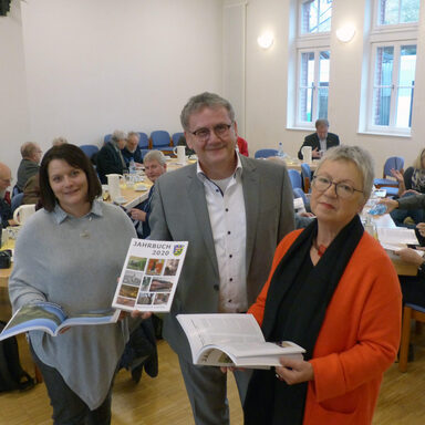 v.l.: Christien-M. Borschel (Redaktion Jahresrückblick und Anzeigen), Landrat Uwe Schmidt und Anne Riedel (Redaktion Jahrbuch) präsentieren das Jahrbuch 2020.