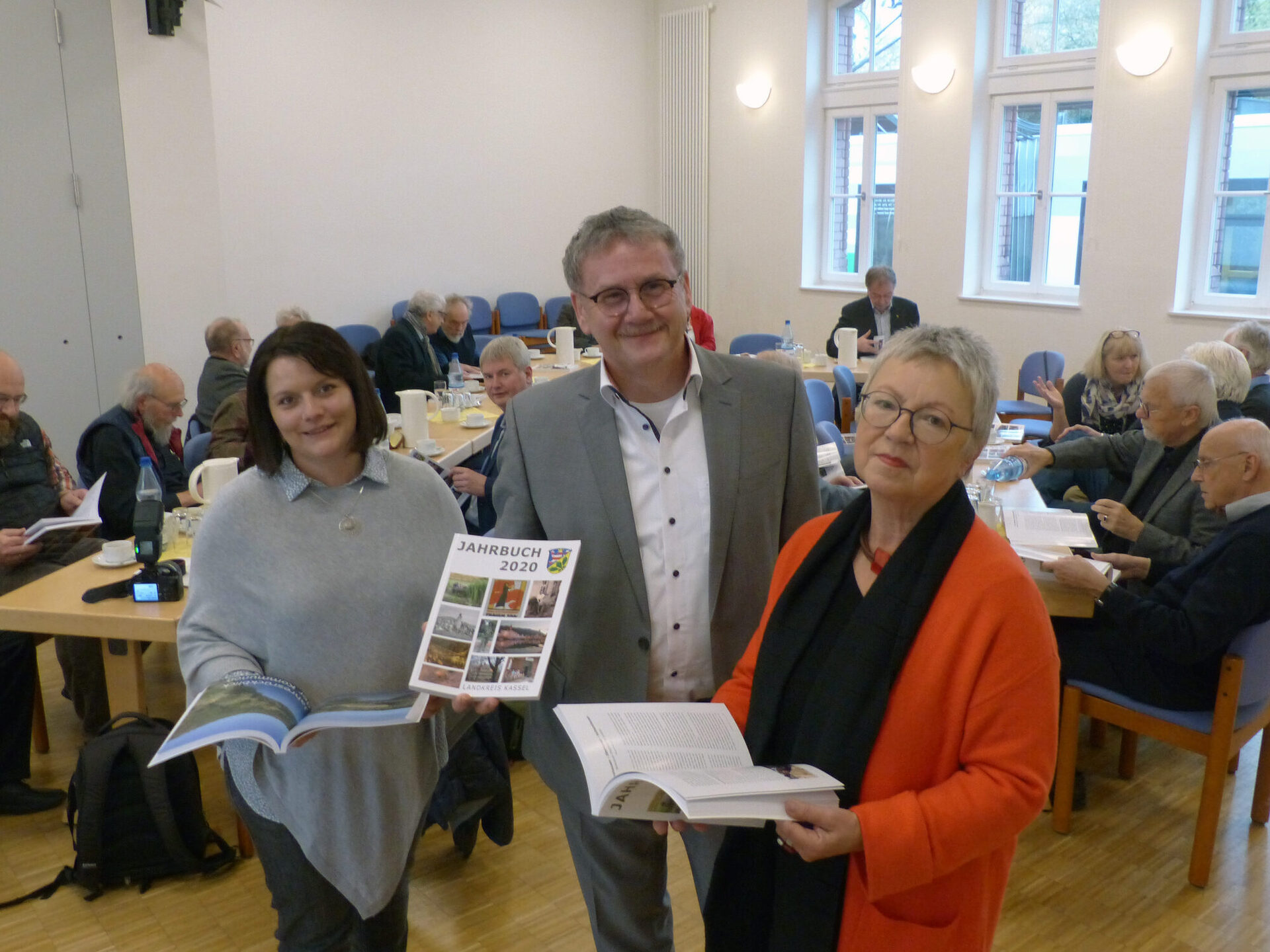 v.l.: Christien-M. Borschel (Redaktion Jahresrückblick und Anzeigen), Landrat Uwe Schmidt und Anne Riedel (Redaktion Jahrbuch) präsentieren das Jahrbuch 2020.