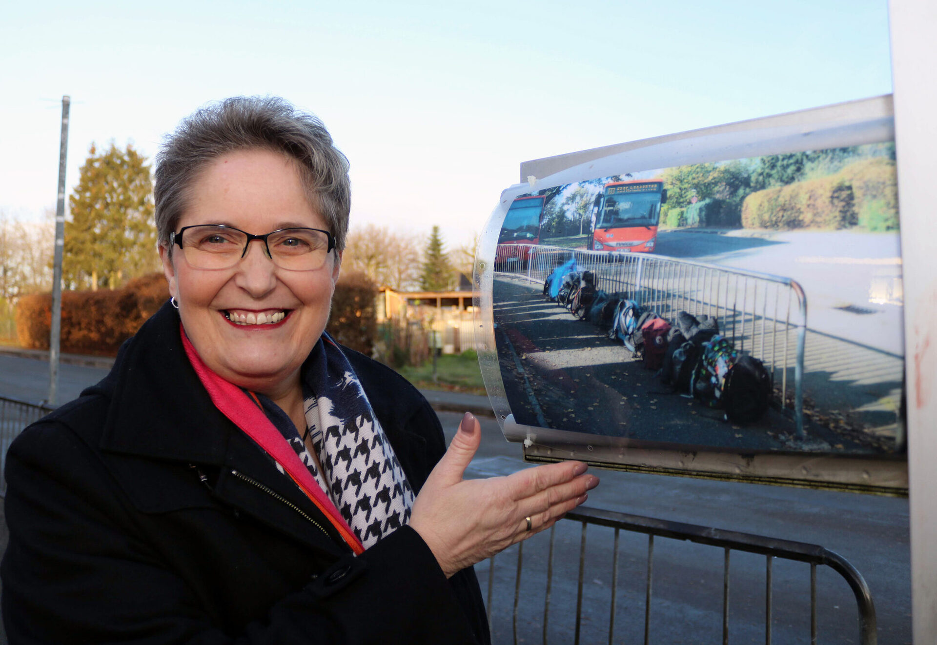 So ist es richtig: Trainerin Birgit Schaumburg von der KVG hat Bilder gemacht und an der Bushaltestelle aufgehängt.