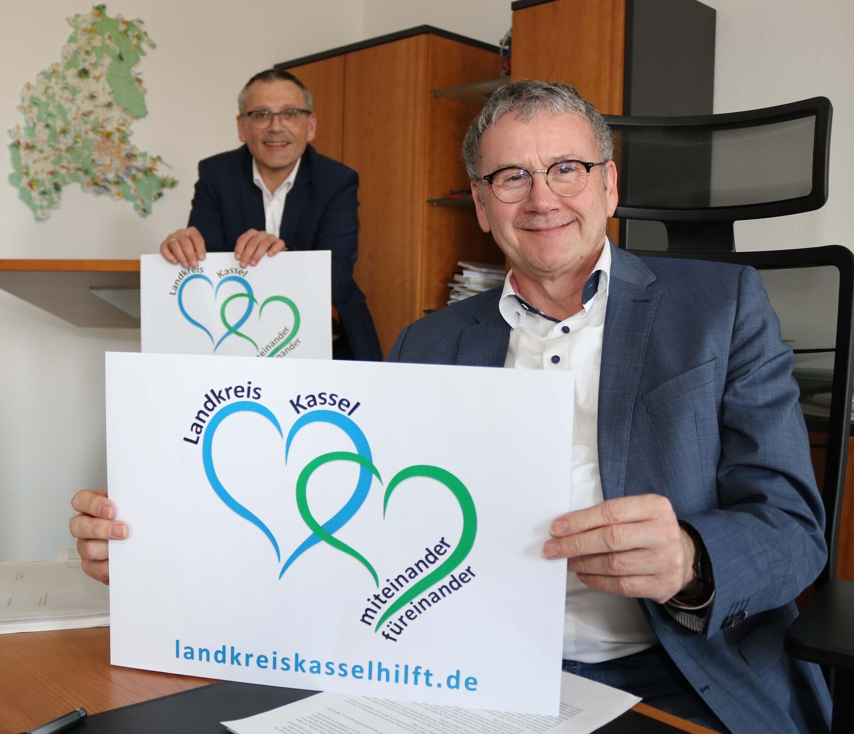 Landrat Uwe Schmidt (vorn) und Vizelandrat Andreas Siebert laden die Bürgerinnen und Bürger des Landkreises Kassel herzlich ein mitzumachen.