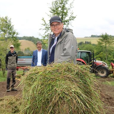 Jürgen Düster, Fachdienstleiter Landschaftspflege beim Landkreis Kassel, leitet das Naturschutzprojekt „Nachhaltige Renaturierung von Kalkmagerrasen“.
