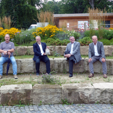Auf dem Foto sieht man von links nach rechts Karl Görnhardt und Norbert Michel (Vorstandsmitglieder Förderverein), Wilfried Eckart (Vorsitzender Förderverein), Landrat Uwe Schmidt und Betriebsleiter Uwe Pietsch.