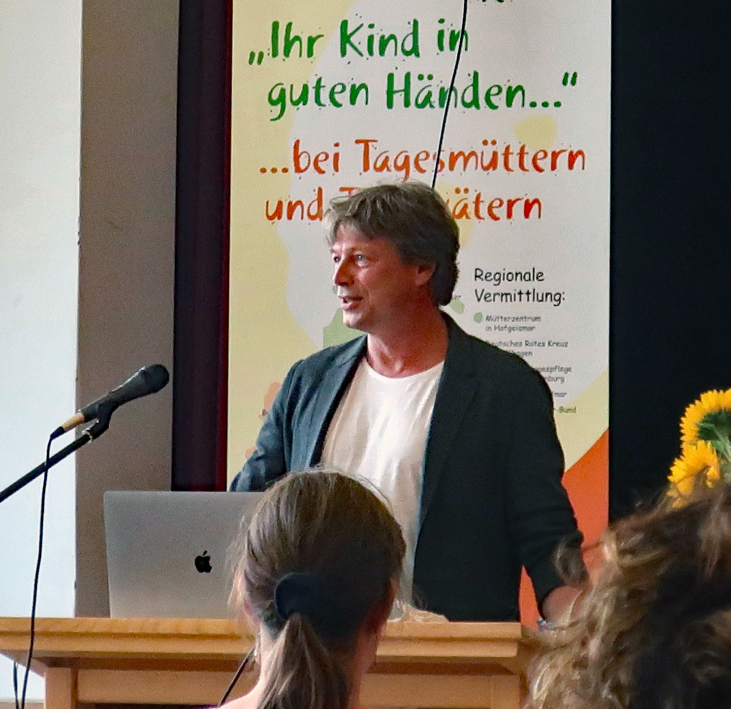 Der bundesweit bekannte Pädagoge und Familientherapeut Markus Bach sprach vor Tagesmüttern aus dem Landkreis Kassel über den Umgang mit stressigen Situationen und erntete viel Applaus.