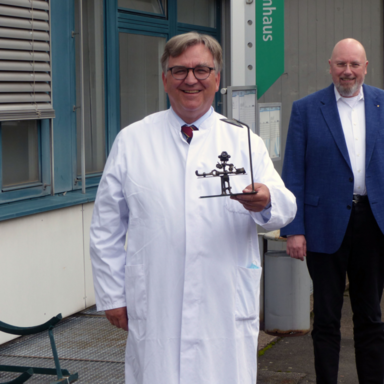 Auf dem Bild sieht man Prof. Dr. Jürgen Faß und Betriebsleiter Silvan Uick vor dem Krankenhaus in Hofgeismar.