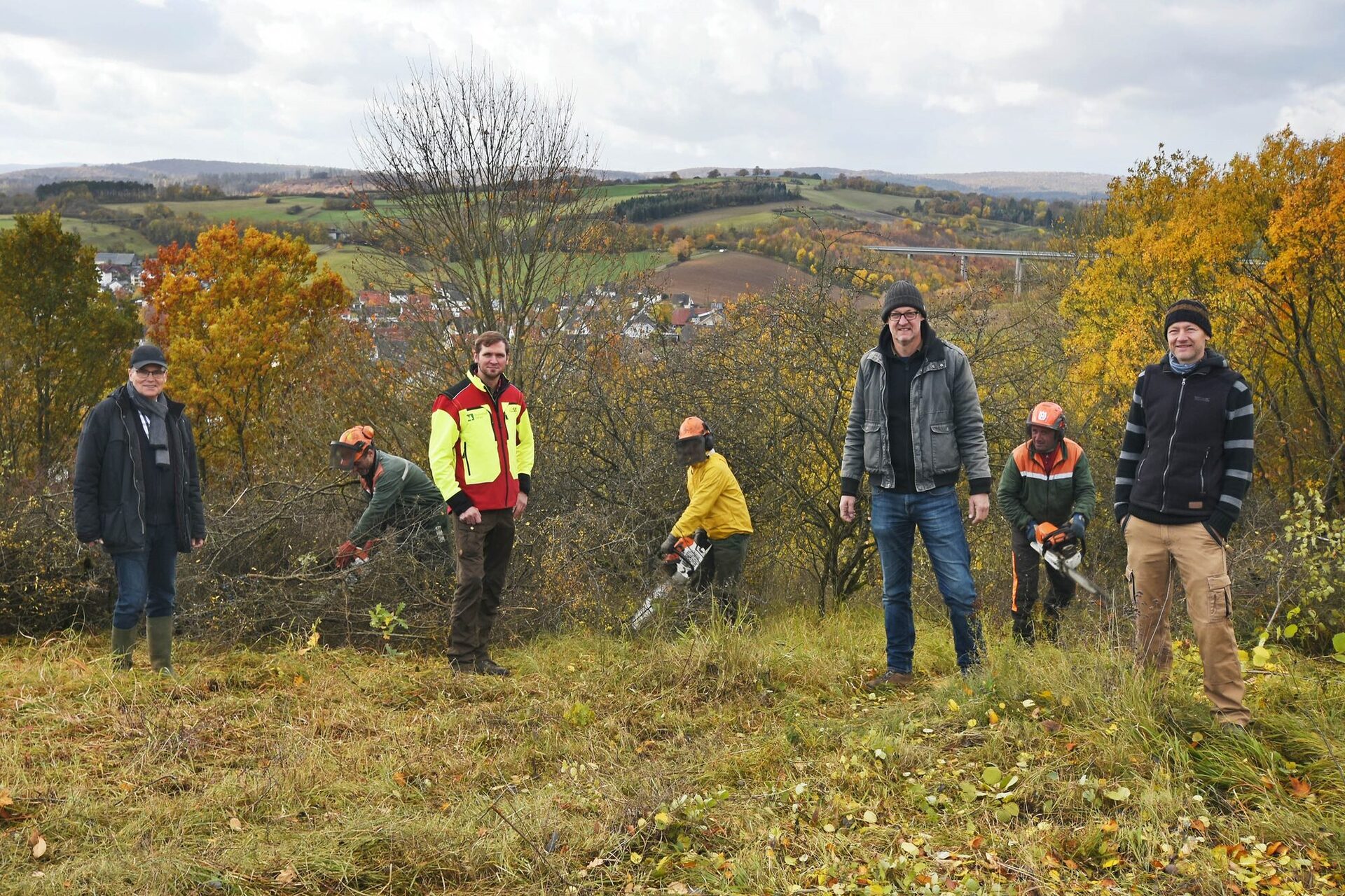 Im Bild: (v.l.) Jürgen Düster (Landkreis Kassel), Pascal Lepa (Forstbetrieb Stefani), Frank Grawe (Landschaftsstation), Diego Krämer (Untere Naturschutzbehörde)