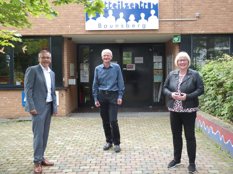 Auf dem Foto sieht man Landrat Andreas Siebert, Frank Grasmeier (Leiter Stadtteilzentrum) und Bürgermeisterin Silke Engler.