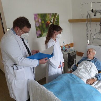 von links: Chefarzt André Raum, Frau Möller und Patient Ernst Bettinghausen aus Wolfhagen-Wenigenhasungen.