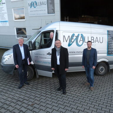 Auf dem Foto sieht man von links nach rechts Peter Nissen (Servicezentrum Regionalenwicklung), Benedikt Weiher (Metallbau Weiher), Landrat Andreas Siebert und Carsten Petry (Verein Region Kassel-Land).