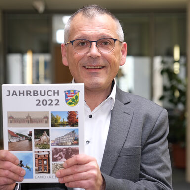Landrat Andreas Siebert freut sich über das neue Kreisjahrbuch