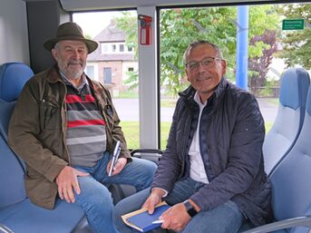 Friedhelm Bangert aus Grebenstein im Gespräch mit Landrat Andreas Siebert während der Bürgersprechstunde im Bus in Hofgeismar.