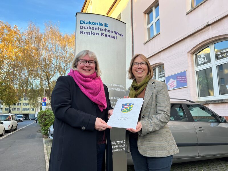 Finanzielle Unterstützung: Vizelandrätin Silke Engler (links) übergibt einen Zuschuss in Höhe von 1700 Euro an Geschäftsführerin Tamara Morgenroth für die Wohnraumhilfe des Diakonischen Werks Region Kassel.