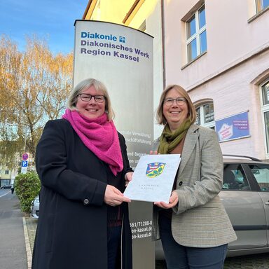 Finanzielle Unterstützung: Vizelandrätin Silke Engler (links) übergibt einen Zuschuss in Höhe von 25.000 Euro an Geschäftsführerin Tamara Morgenroth für die Suchtberatung des Diakonischen Werks Region Kassel.