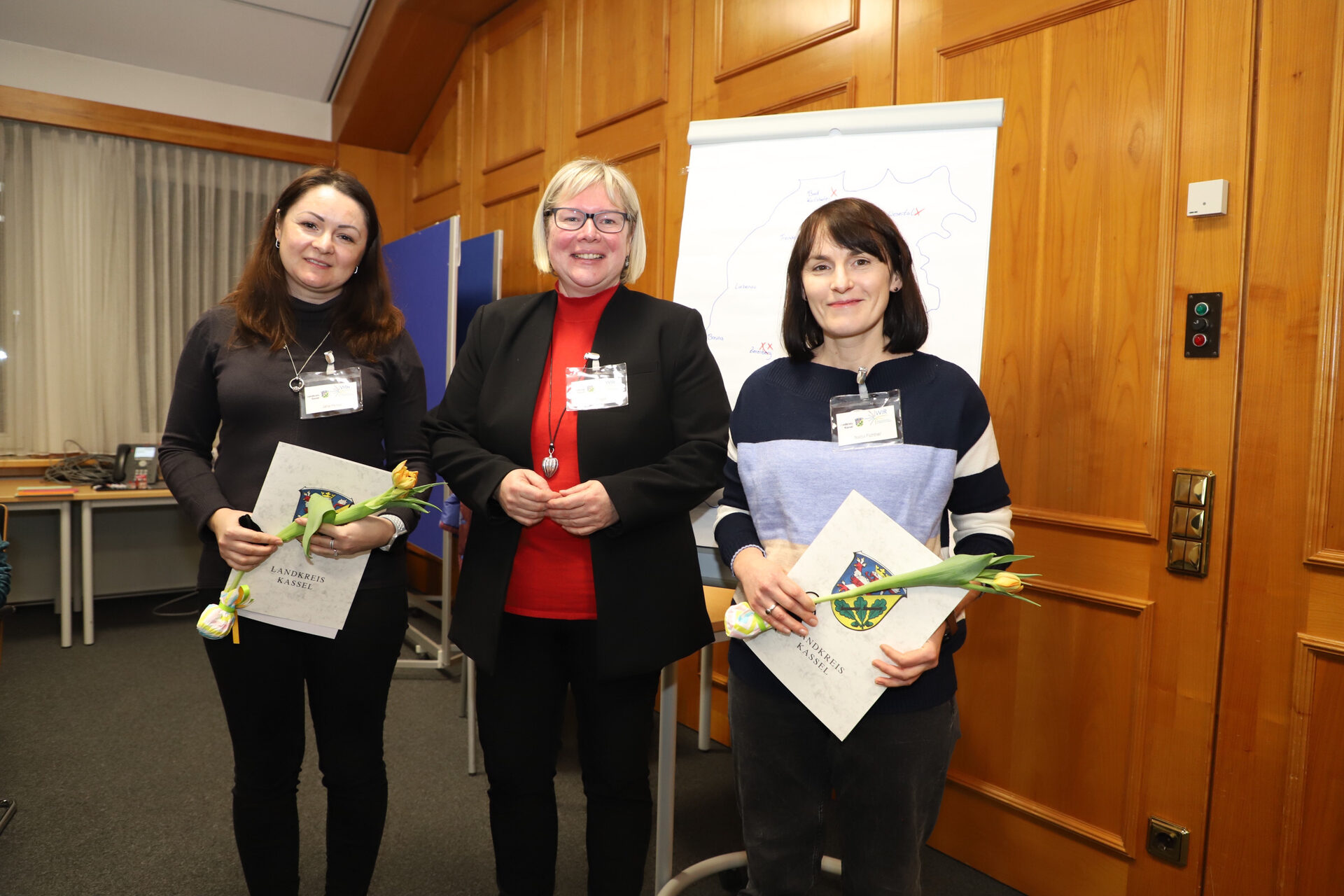 Vizelandrätin Silke Engler überreichte die Zertifikate an die neuen Integrationslotsinnen Jana Hense aus Kassel (links) und Dr. Nadezda Fichtner aus Vellmar (rechts).