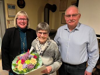 Die erste Sportplakette des Landkreises Kassel hat Vizelandrätin Silke Engler (von links) an Helga Wolf vom TSV Carlsdorf verliehen. Stadtrat Claus Menke übergab einen Gutschein und einen Strauß Blumen an die Geehrte.