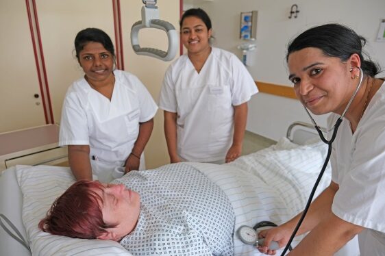 Kümmern sich gut um die Patienten: Anita Mathew, Anna Thomson und Joice Chacko sind die neuen Pflegekräfte an den Kreiskliniken. (v.l.)