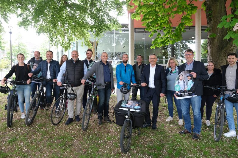Landrat Andreas Siebert (fünfter von rechts) freut sich mit Landkreis-Radverkehrsbeauftragten Stefan Arend und Vertretenden aus 11 Städten und Gemeinden auf die gemeinsame Zeit beim STADTRADELN 2023.