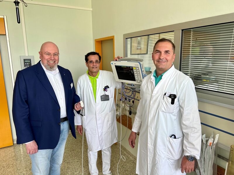 Freuen sich über die Verstärkung: Betriebsleiter Silvan Uick (von links) und Chefarzt der Anästhesie, Mohamad Al Batani, mit dem neuen Oberarzt Dimitri Schibakin.