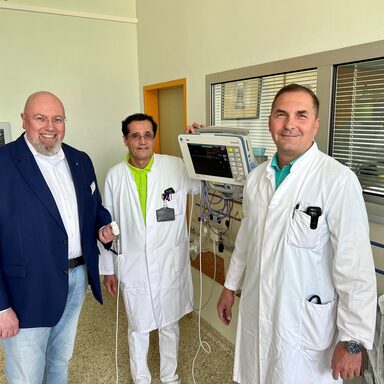 Freuen sich über die Verstärkung: Betriebsleiter Silvan Uick (von links) und Chefarzt der Anästhesie, Mohamad Al Batani, mit dem neuen Oberarzt Dimitri Schibakin.