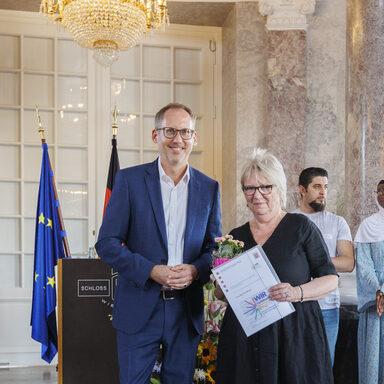 Sozial- und Integrationsminister Kai Klose würdigte Martina Mlody für ihr ehrenamtliches Engagement.