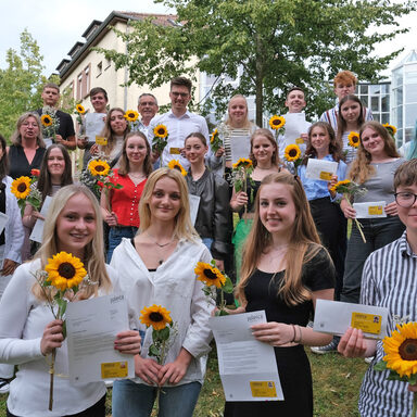 21 Absolvierende feierten mit Landrat Andreas Siebert (im Hintergrund) und Familien den JULEICA-Abschluss. Eine Absolventin war leider verhindert.