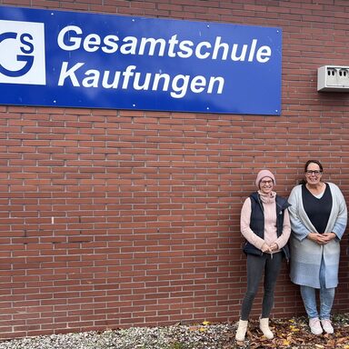Freuen sich über die Förderung: (von links) Julia Rosa-Schleich, Artenschutzbeauftragte des Landkreises Kassel, Schulleiterin Christine Saure und Nicola Mütterthies, Geschäfts-führerin der Bürgerstiftung.