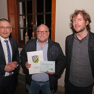Landrat Andreas Siebert gratuliert Ralf Klotzsche zusammen mit Laudator Dr. Malte Nettekoven. (v.l.)