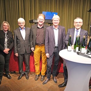 Die Jury feiert nach der Preisverleihung: Dr. Malte Nettekoven, Jutta Rüddenklau, Hans-Dieter Baller, Thomas Ackermann, Peter Nisssen, Landrat Andreas Siebert und Bärbel Schmeltzer. (v.l.)