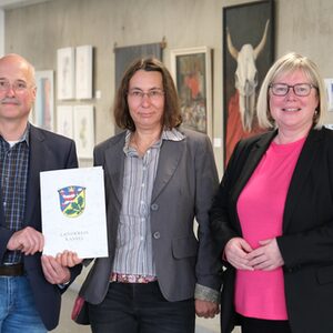 Heinz Wächter und Andrea Kopany erhalten für den Förderverein Schäferberg den Förderbescheid von Vizelandrätin Silke Engler. (v.l.)