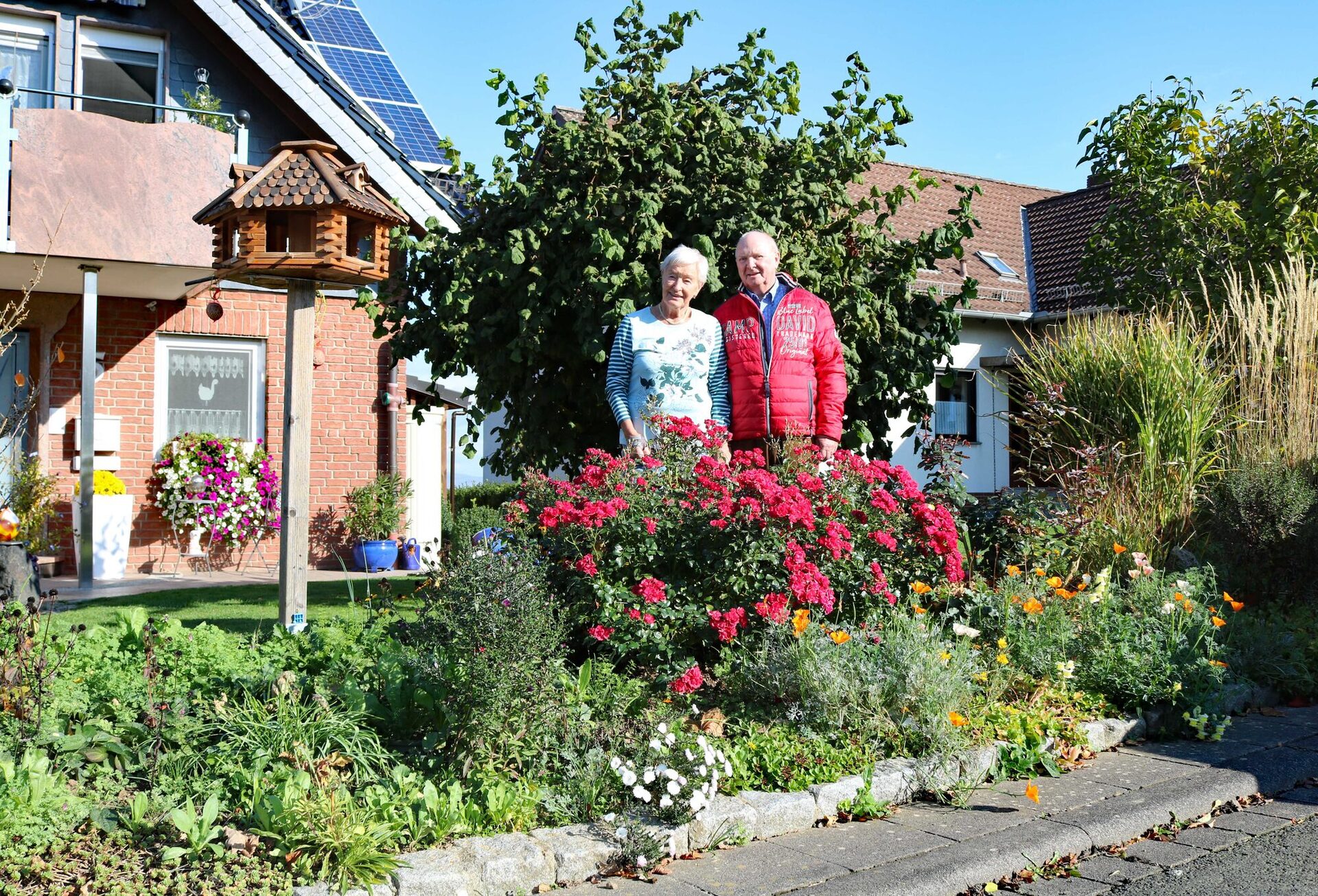 Ursula (79) und Dieter Färber (80) aus Baunatal lieben ihren Vorgarten voller Blüten.
