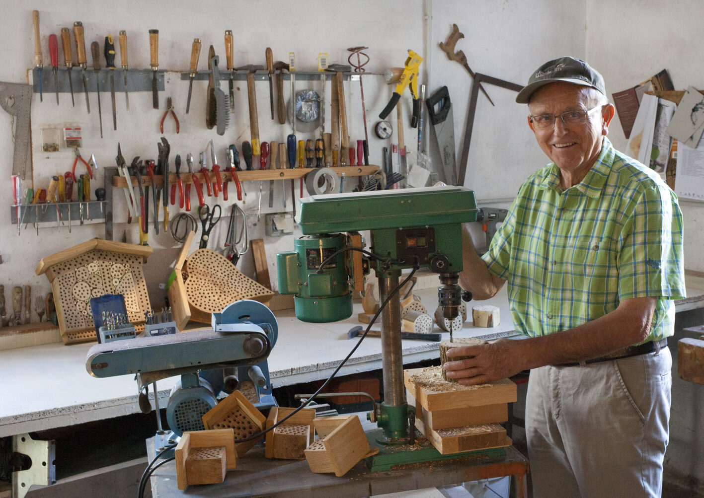Jedes Insektenhotel ist ein Unikat, dass der 77-jährige Gerhard Sasse aus Liebenau-Lamerden in Handarbeit in seiner Werkstatt gefertigt hat.