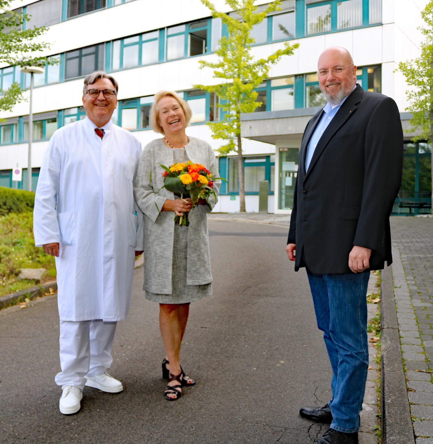 Silvan Uick (im Bild rechts), Leiter des Eigenbetriebs Kliniken des Landkreises Kassel, begrüßte den neuen Chefarzt Prof. Dr. Jürgen Faß und seine Frau Marion ganz herzlich.
