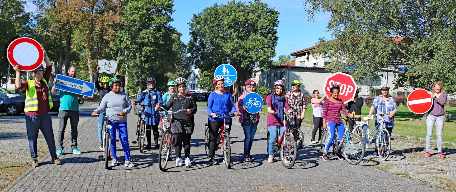 Geflüchtete Frauen aus unterschiedlichen Ländern lernen auf dem Parkplatz der Albert-Schweitzer-Schule in Hofgeismar das Radfahren.