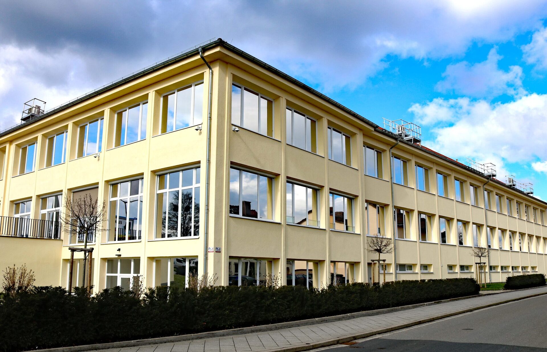 Der Landkreis Kassel zieht mit Teilen der Kreisverwaltung in das bisher von der Evangelischen Bank genutzte Gebäude der ehemaligen Druckerei Schanze in der Kohlenstraße 132 in Kassel.