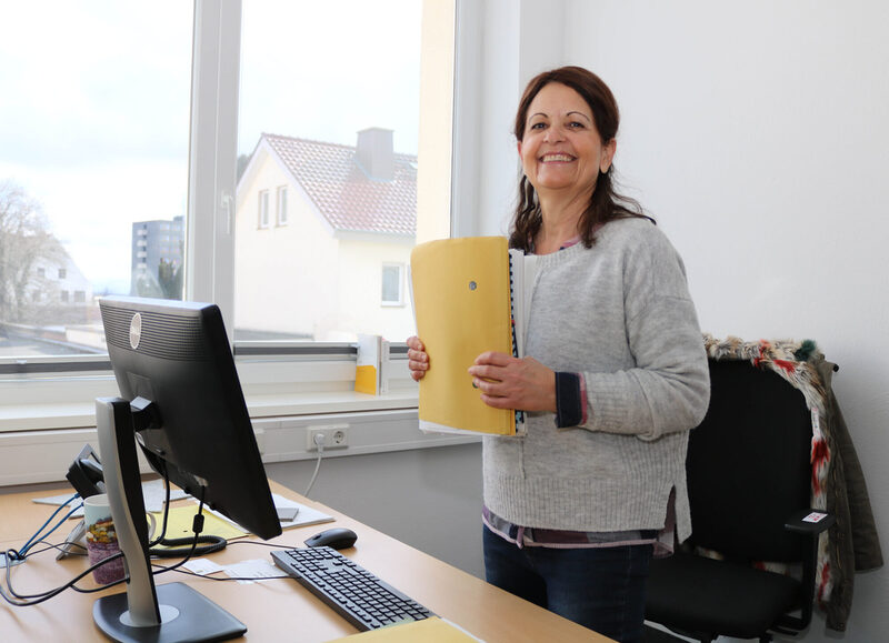 Auspacken im neuen Büro: Gabriele Weiser, Leiterin der Fachstelle Adoption und Pflegekinder Region Kassel fühlt sich auf Anhieb wohl.