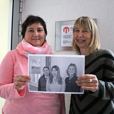 Zehn Jahre ist es her: Simone Dippel und Doris Brandstetter mit einem alten Foto von der Eröffnung des Pflegestützpunktes im Landkreis Kassel. Diesmal nicht da-bei: Michaela Griesel.