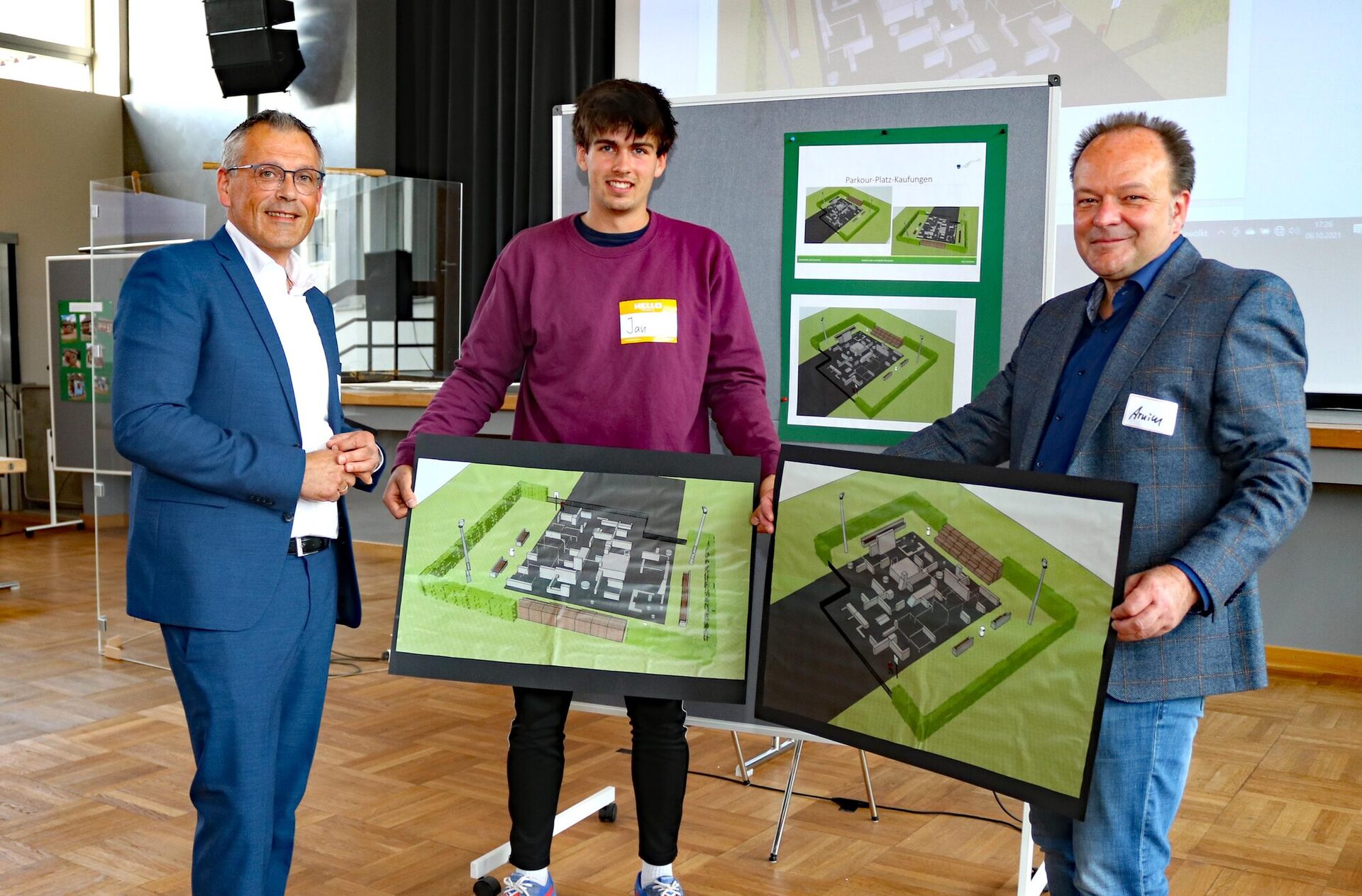 Der Landkreis Kassel unterstützt den Bau der Parkouranlage mit 109.000 Euro aus einem EU-Programm. Im Bild: (v.l.) Landrat Andreas Siebert, Parkoursportler Jan Reinbold und Bürgermeister Arnim Roß.