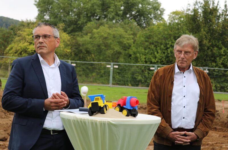 : Prof. Dr. Dr. h.c. Heinrich Schnatmann (Geschäftsführer des Internationalen Bildungs- und Sozialwerks) und Landrat Andreas Siebert.