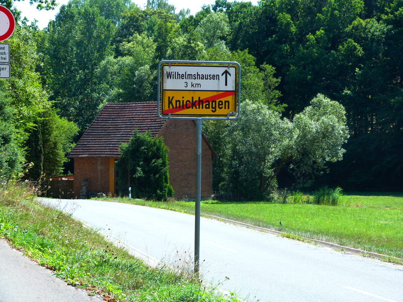 Straßenschild bei Knickhagen.