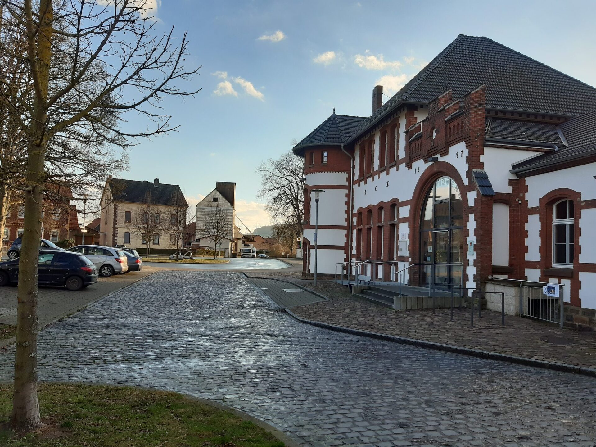 Das Gesamtensemble Generationenhaus Bahnhof Hümme mit Bahnhofsgebäude, ehemaligem Güterschuppen, ehemaligem Waschhaus und der mit historischem Pflaster sanierten Freifläche wurde vom Landkreis Kassel für die höchste deutsche Auszeichnung für Denkmalschutz vorgeschlagen.